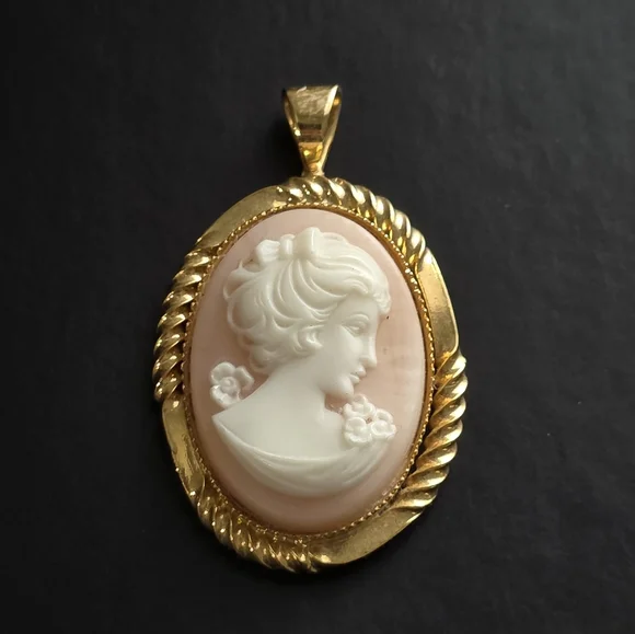 Vintage Cameo Gold Pendant - Picture 1 of 6